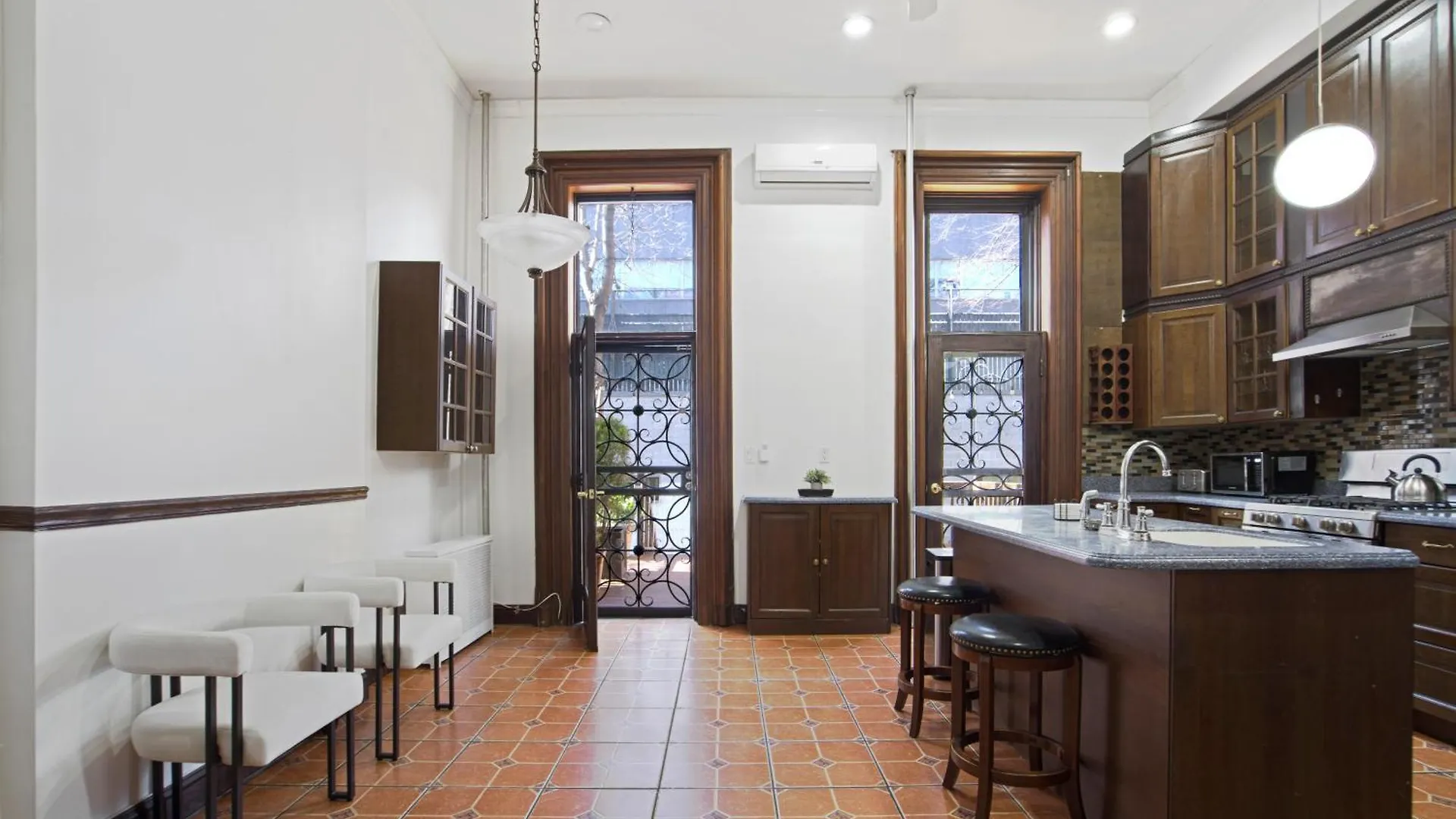 3Br Nyc Brownstone Game Room Backyard Patio New York USA